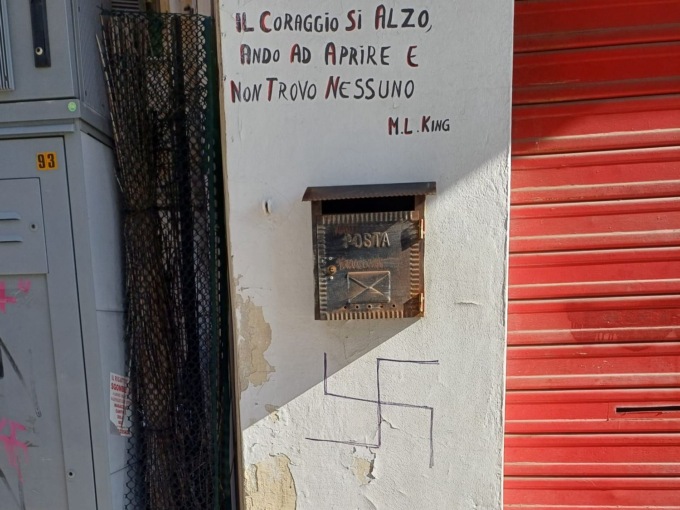 Una svastica all’ingresso della sede di Rifondazione Comunista a Sanremo