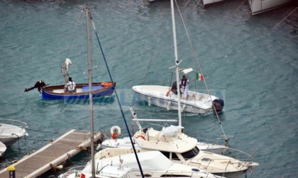 Gozzo alla deriva a causa del vento al Porto di Bordighera