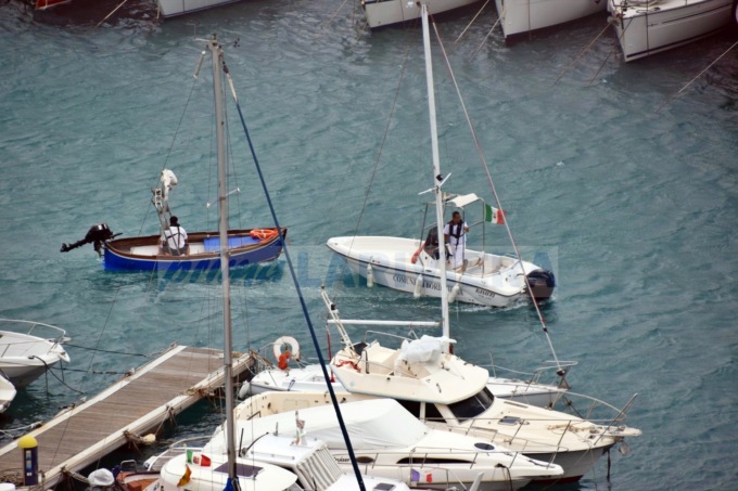 Gozzo alla deriva a causa del vento al Porto di Bordighera