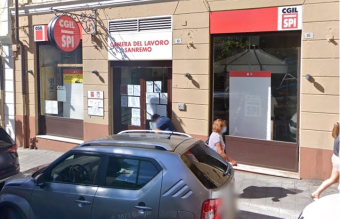 Una panchina arcobaleno nella sede della Cgil
