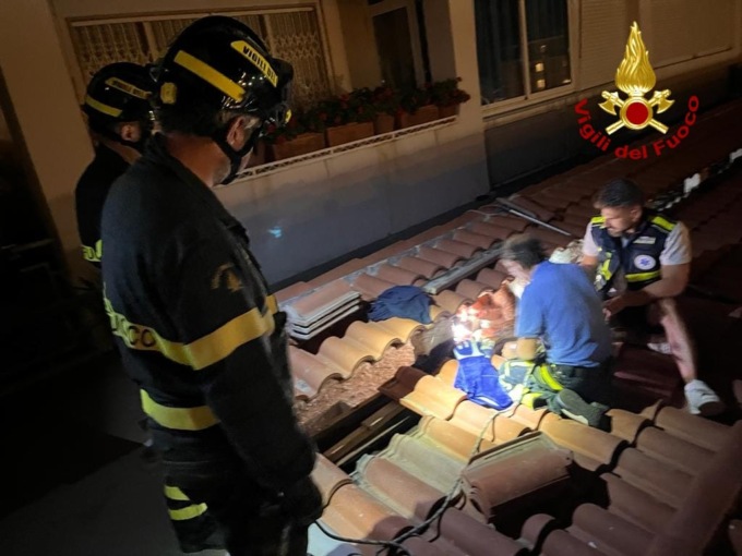 Gatto vola dal balcone e finisce in un’intercapedine, salvato dai vigili del fuoco