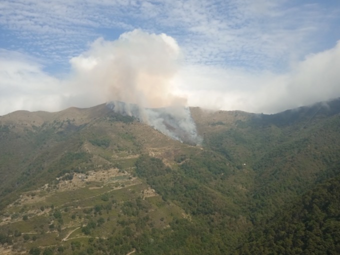 Bruciano le alture di Montalto e Carpasio, unità aerea in azione