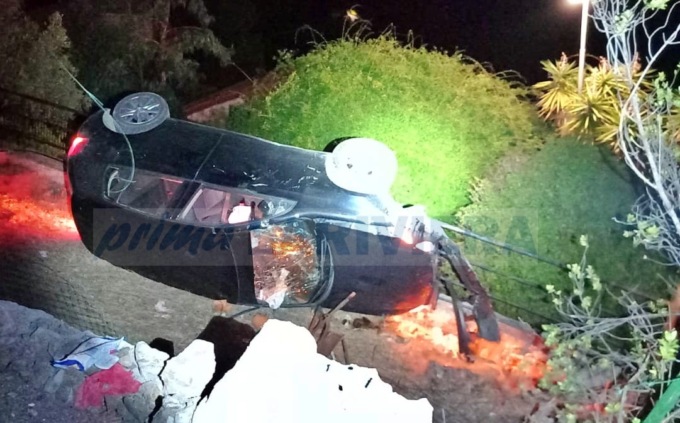 Due ragazzi precipitano con l’auto sotto strada nella notte