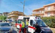 Scooter investe pedone che attraversa sull'Aurelia a Riva Ligure