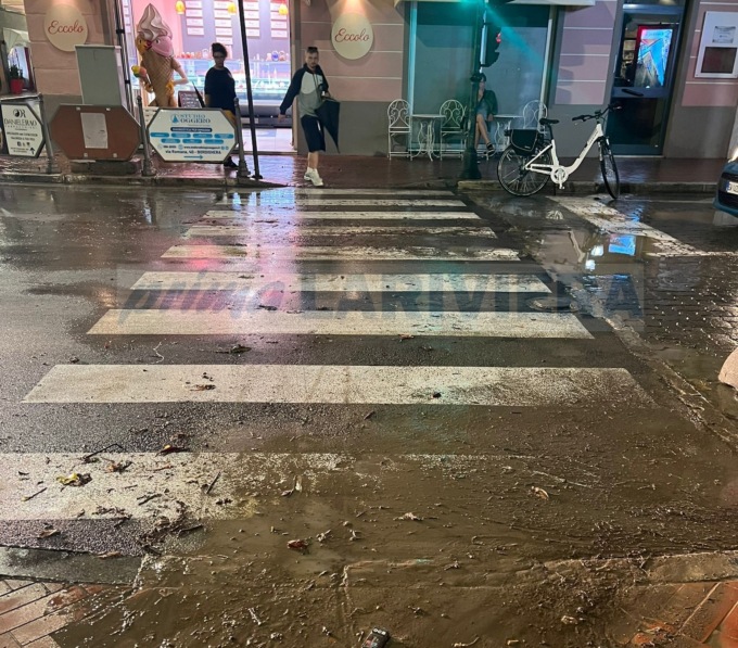 Bomba d’acqua si abbatte sull’imperiese, strade allagate a Bordighera. Video