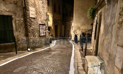 Le strisce bianche in corso Garibaldi a Ventimiglia Alta dividono gli abitanti