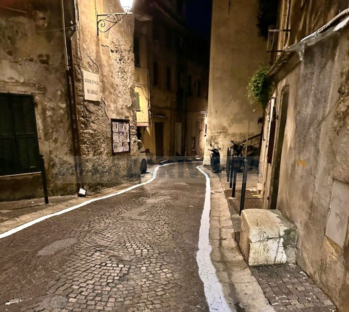Le strisce bianche in corso Garibaldi a Ventimiglia Alta dividono gli abitanti