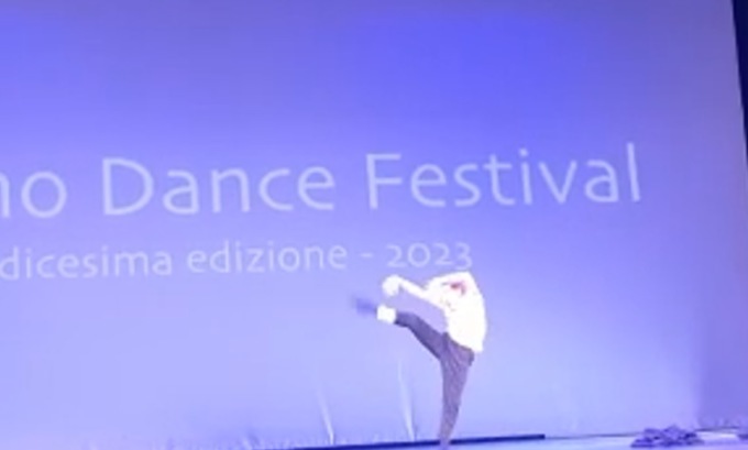 Il ballerino sanremese Thomas Soscara spicca il volo