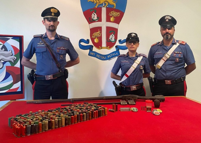 Nascondeva bomba a mano e munizioni in casa, arrestato 44enne a Sanremo