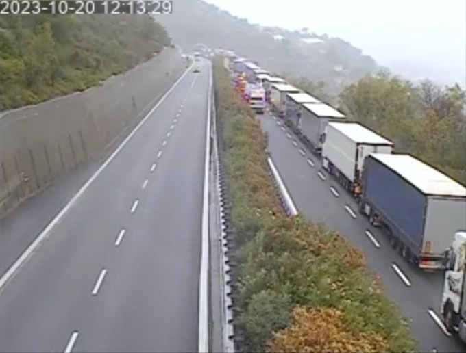 Scontro tra tir e auto:  28 km di coda sull’A10