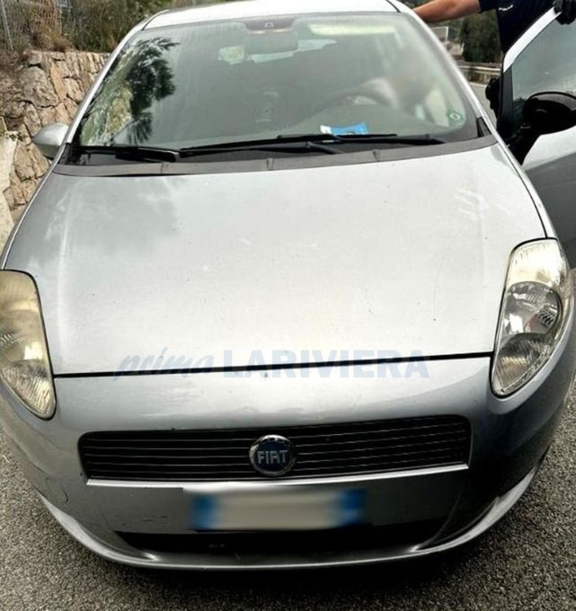 Passeur italiano con 4 stranieri in auto arrestato dopo inseguimento sull’A10