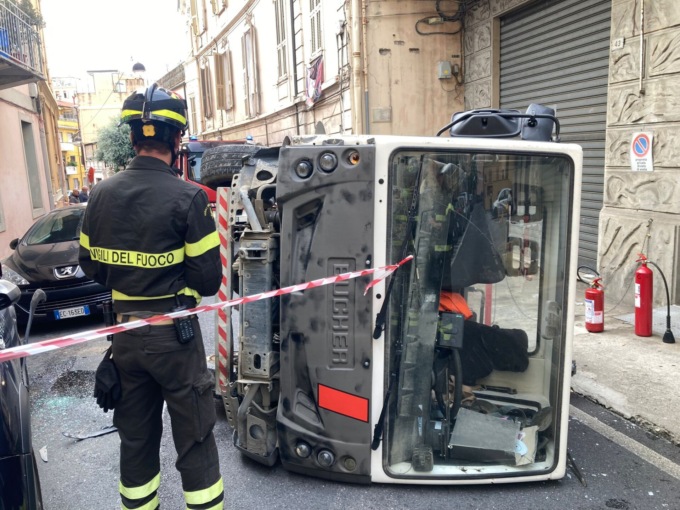 Camioncino ribaltato in via Goethe