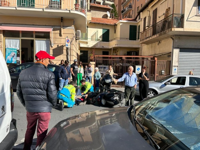 Scontro auto-moto in via Martiri. Un ferito