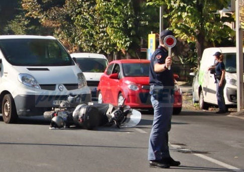 Schianto auto e scooter a Roverino: feriti marito e moglie