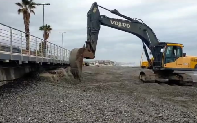 Le contromisure anti-mareggiata di Ventimiglia: grandi massi per spezzare le onde