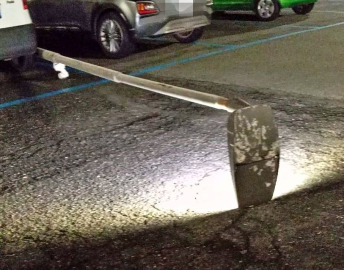 Abbattuto un palo della pubblica illuminazione a Bordighera