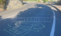 Due teschi disegnati sull'asfalto contro l'autovelox di Bordighera