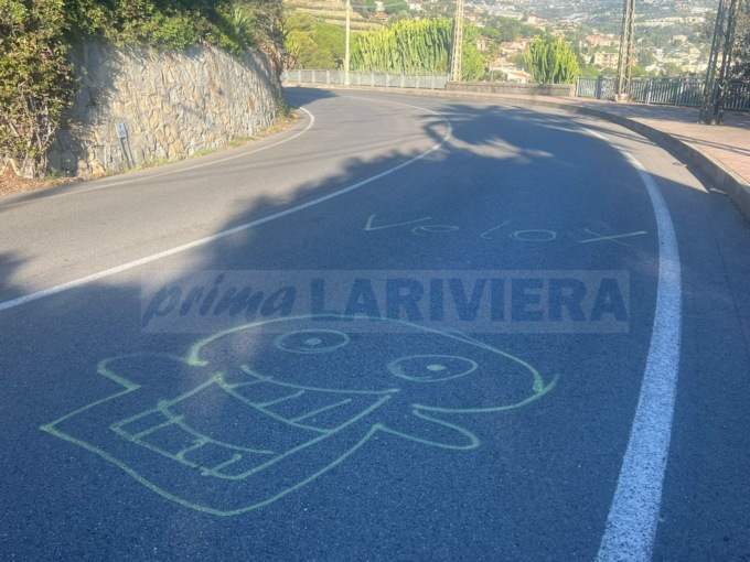 Due teschi disegnati sull’asfalto contro l’autovelox di Bordighera