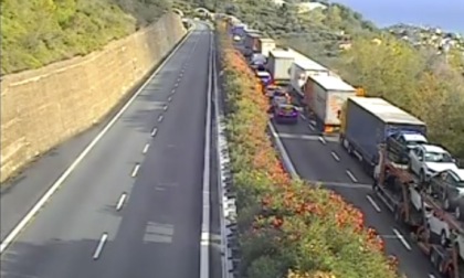 Serpentone di 32 km tra Francia e Italia: traffico in ginocchio sull'A10