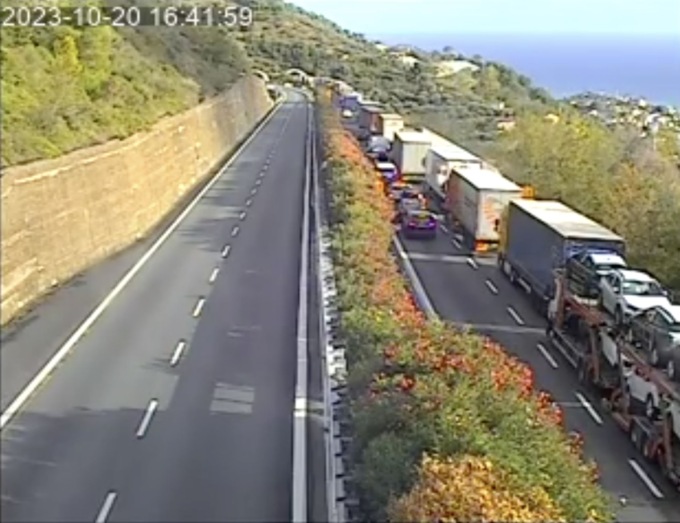 Serpentone di 32 km tra Francia e Italia: traffico in ginocchio sull’A10