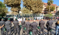 Striscioni di protesta a Ventimiglia per l'arrivo del ministro Piantedosi