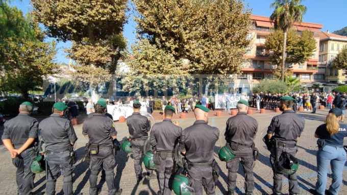 Striscioni di protesta a Ventimiglia per l’arrivo del ministro Piantedosi