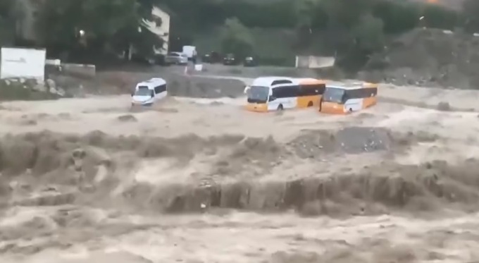 Due ponti crollati per la Tempesta Aline in Francia