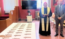 Vescovo benedice i crocifissi in Comune: "Non contrasta con laicità dello Stato"