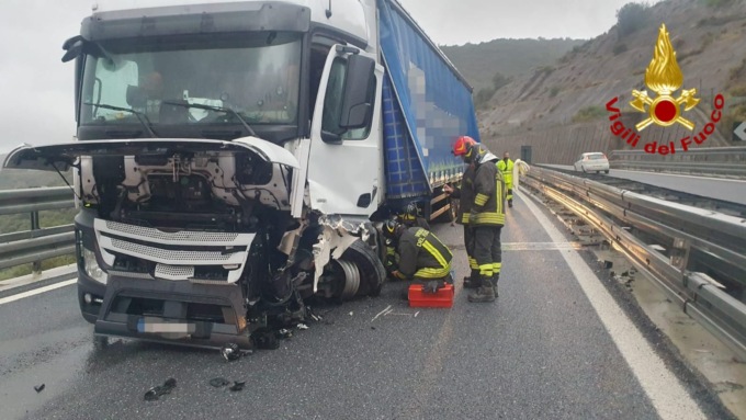 Scontro tra un’auto e tir sull’A10: coda di 6 km tra Sanremo e Imperia