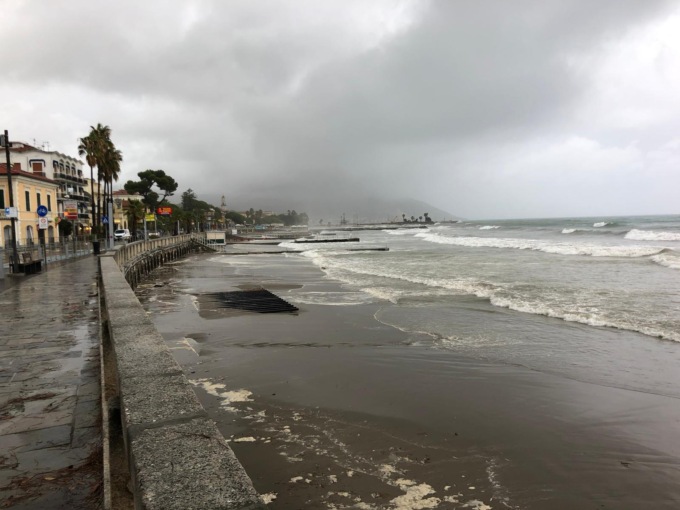Forte mareggiata a Diano Marina