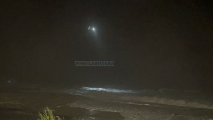Nessuna traccia neppure con l’elicottero per l’uomo disperso in mare