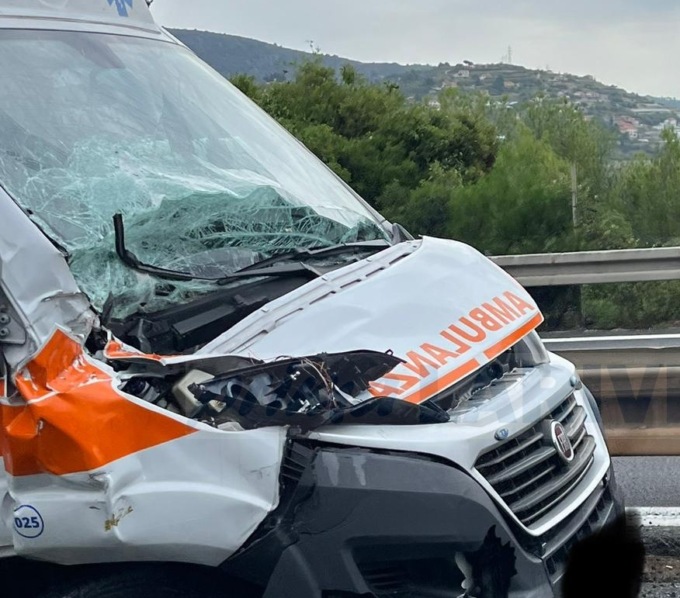 Ambulanza con paziente a bordo si scontra con un tir sull’Autofiori