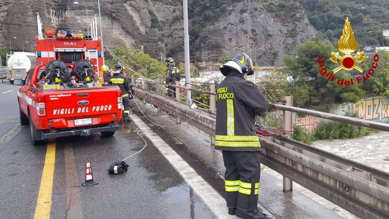 migrante bloccato pilone cavalcavia ventimiglia maltempo