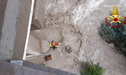 Migrante bloccato dalla piena del fiume Roya alla base di un pilone dell'A10