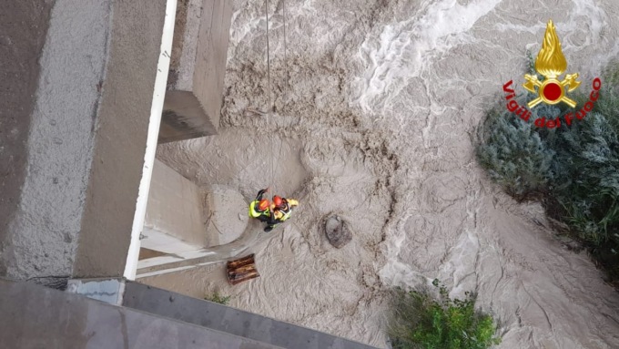 Migrante bloccato dalla piena del fiume Roya alla base di un pilone dell’A10