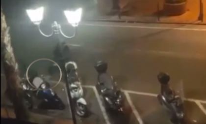 Video. Migrante prende a calci uno scooter, la proprietaria: "Siamo preoccupati"