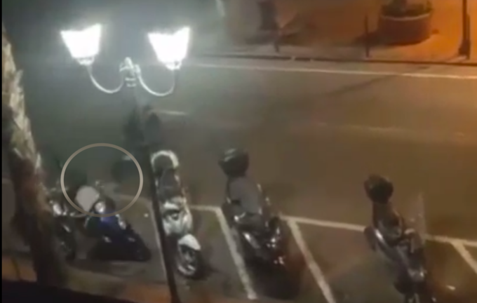 Video. Migrante prende a calci uno scooter, la proprietaria: “Siamo preoccupati”
