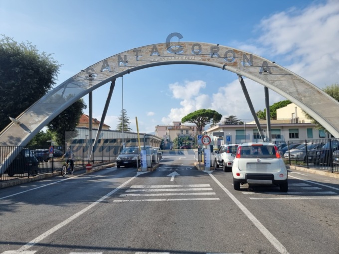 Schianto scooter e auto in via Nazionale a Imperia, una persona gravemente ferita