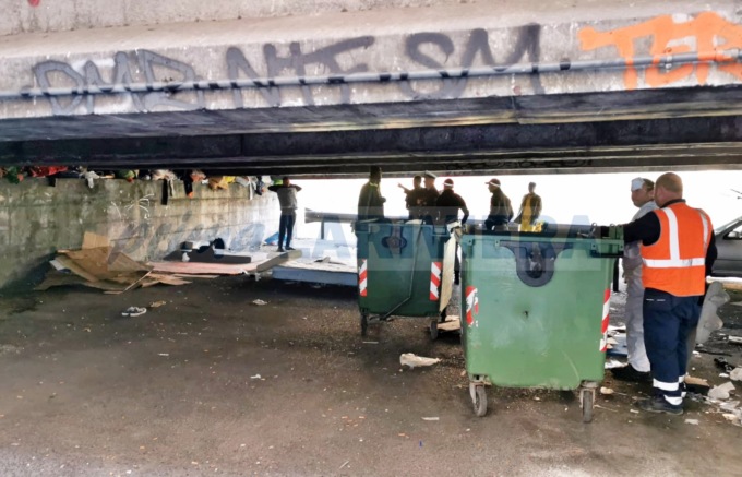 Sgomberato un accampamento di migranti sotto il cavalcavia di via Tenda