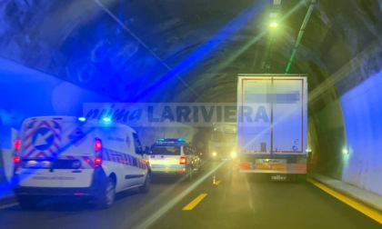 Tamponamento tra 3 tir sull'A10, traffico in tilt tra Arma di Taggia e Imperia Ovest. Video