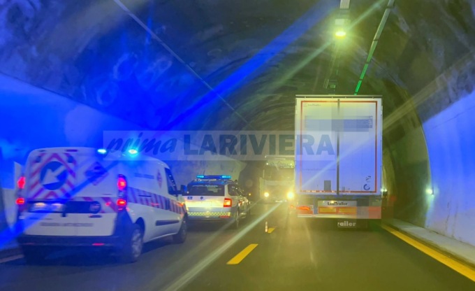 Tamponamento tra 3 tir sull’A10, traffico in tilt tra Arma di Taggia e Imperia Ovest. Video