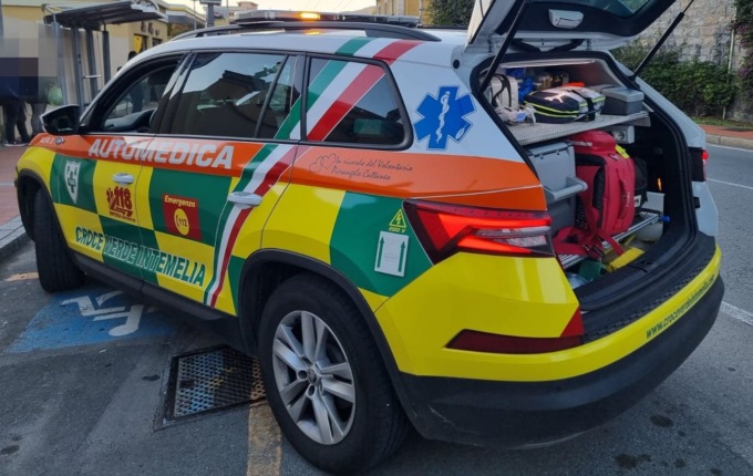 Un uomo grave dopo essere caduto dal terrazzo a Imperia