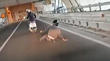 Tragedia sfiorata, cade dallo scooter dell’amico (e viene quasi investito)