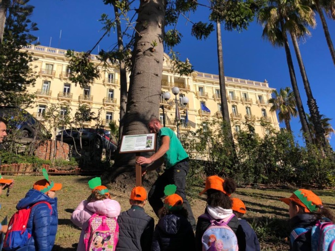 Carabinieri Forestali e alunni posano targa per l’albero monumentale