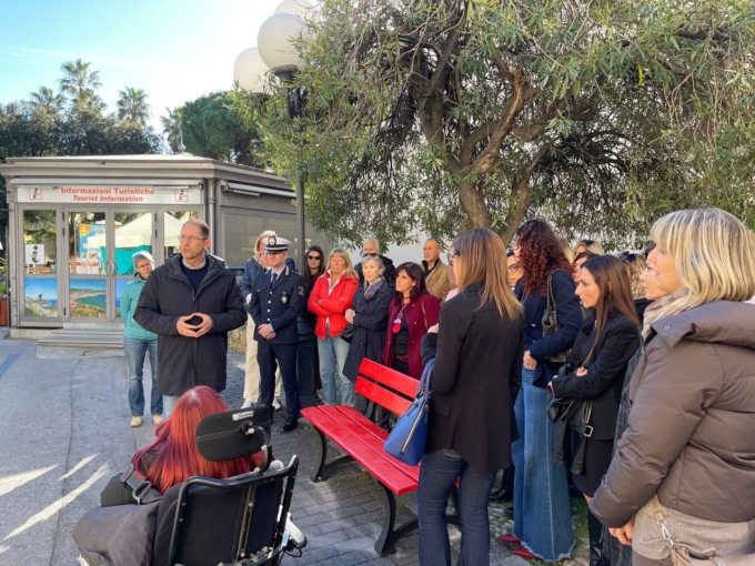 Diano Marina inaugura la panchina rossa