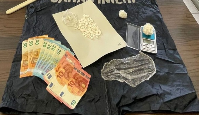 Sequestrate oltre 200 dosi di crack a Sanremo, due arresti