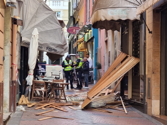 Tragedia sfiorata: baracca di legno precipita su via pedonale due feriti