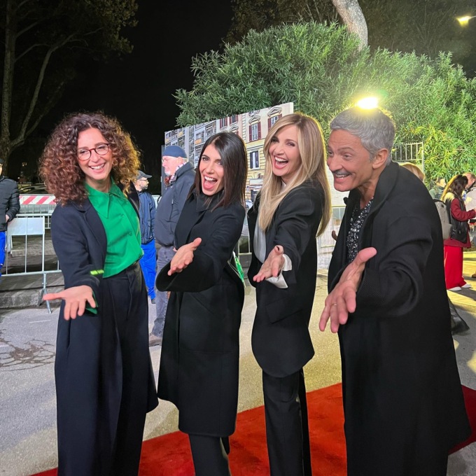 Mengoni, Giorgia, Lorella Cuccarini, Teresa Mannino e Fiorello al fianco di Amadeus