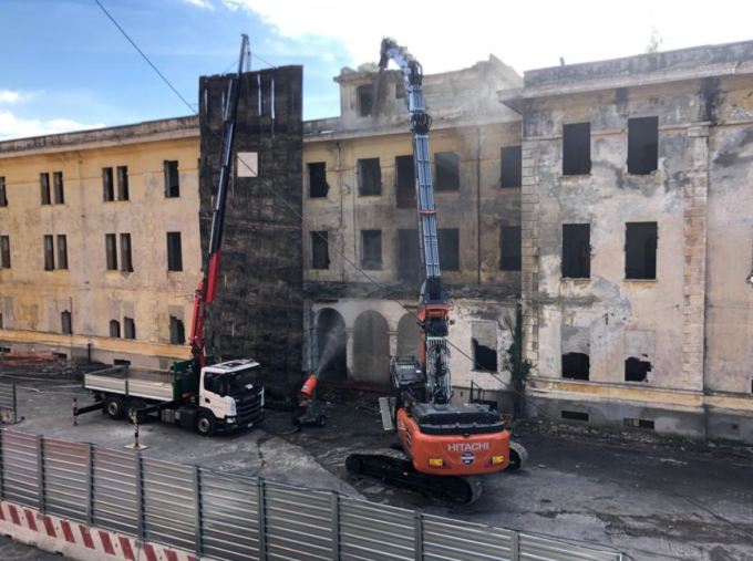 Iniziata la demolizione della caserma Crespi