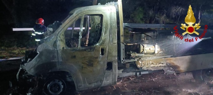 Furgone in fiamme sull’Autofiori
